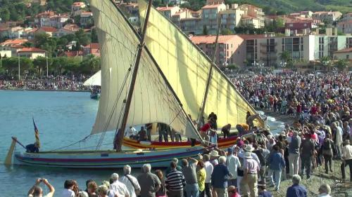 a large crowd of people standing around a sail boat at Face à la mer Résidence Les Elmes in Banyuls-sur-Mer