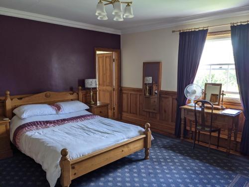 מיטה או מיטות בחדר ב-The Londesborough Arms bar with en-suite rooms