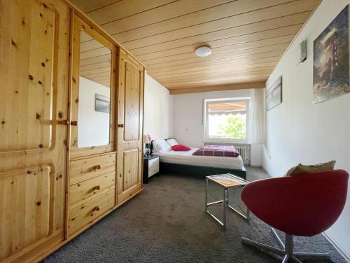 Zimmer mit einem Schlafzimmer mit einem Bett und einem Fenster in der Unterkunft FeWo Royal & Goodness Home in Mühlhausen