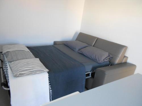 een kleine slaapkamer met een bed en een stoel bij studio in Saint-André-de-Sangonis