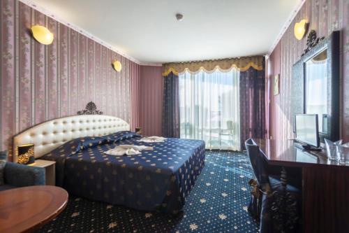 Un pat sau paturi într-o cameră la Sunset Hotel - All Inclusive