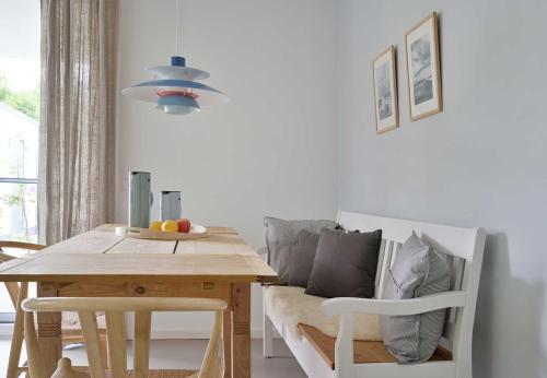 ein Esszimmer mit einem Holztisch und einem Stuhl in der Unterkunft KOSI am Meer ACHT in Ostseebad Koserow
