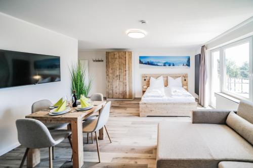 ein Wohnzimmer mit einem Bett, einem Tisch und Stühlen in der Unterkunft Smart Resorts Haus Diamant Ferienwohnung 708 in Winterberg