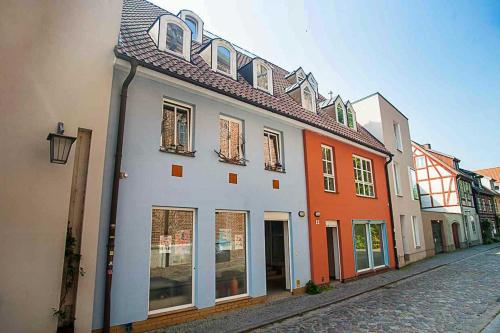 eine Gruppe von Gebäuden am Straßenrand in der Unterkunft Altstadt Studio Papenstraße in Stralsund