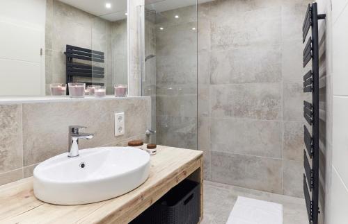 a bathroom with a white sink and a shower at Smart Resorts Haus Azur Ferienwohnung 808 in Winterberg