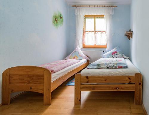 two twin beds in a room with a window at Eulenberghof Kraus in Altenkunstadt