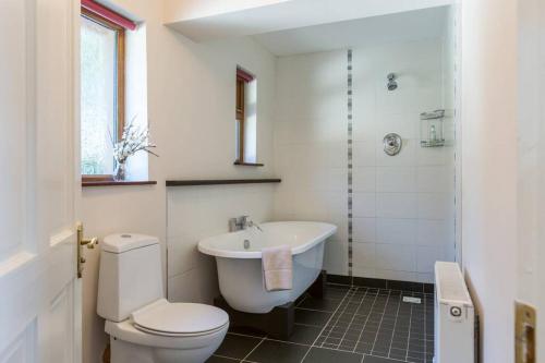 Et badeværelse på The Villa - On the Waterford Greenway Kilmacthomas