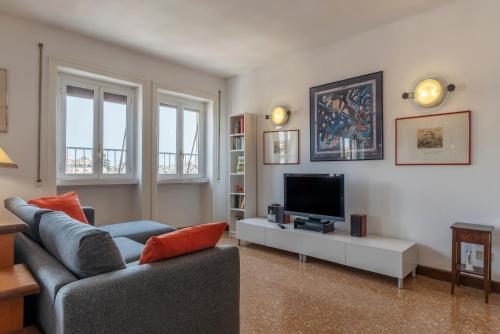 GuestHost - Roomy and Bright Apartment with Terrace