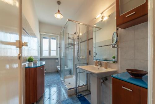 GuestHost - Roomy and Bright Apartment with Terrace