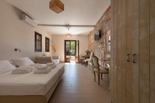 Cet appartement comprend une chambre avec deux lits et un salon. dans l'établissement Kamares Villas, à Kamáres