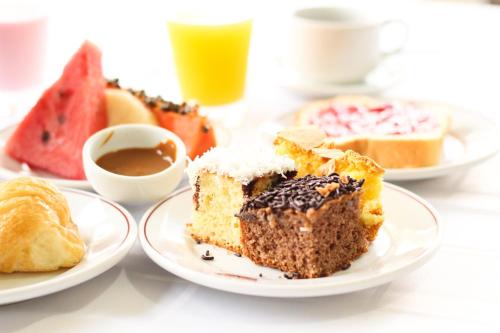 um prato com um pedaço de bolo e outras sobremesas em Hotel Real em Foz do Iguaçu