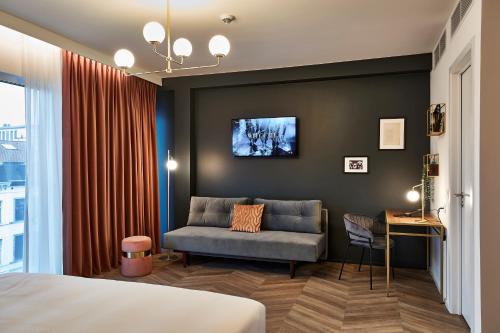 Tempat tidur dalam kamar di The Scott Hotel Brussels