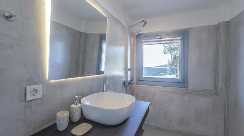 baño con lavabo blanco grande y ventana en Akasha Suite II, en Vathí - Ítaca