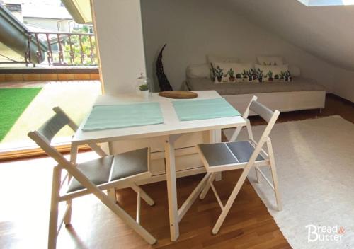 a table and chairs in a room with a bed at Bread & Butter in Albignasego