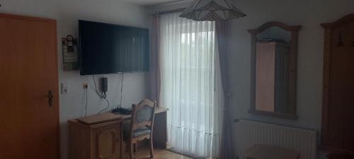 Televisyen dan/atau pusat hiburan di Hotel Pension Am Engelsberg