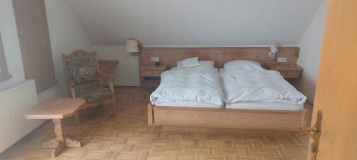 Postel nebo postele na pokoji v ubytování Hotel Pension Am Engelsberg