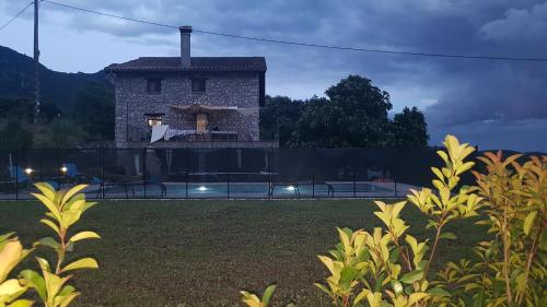 a house with a view of a yard at Allotjatments Can Servosa in Sales del Llierca