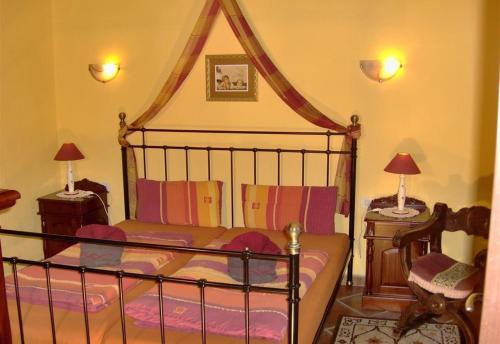 een slaapkamer met een hemelbed bij Aptos Monasterio de San Antonio 3 in Icod de los Vinos