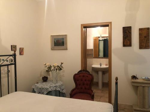 ガリポリにあるVilla Mariapia SP 361のベッドルーム1室(ベッド1台付)、バスルーム(シンク付)
