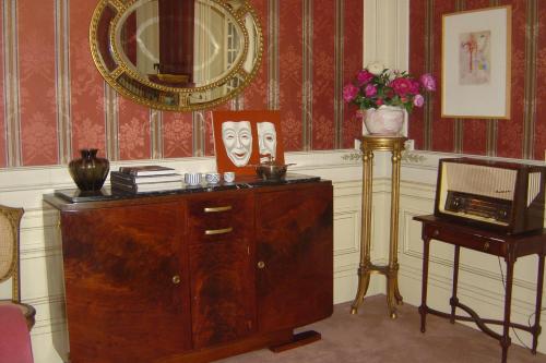 a room with a dresser and a mirror at Casa Da Espinhosa in Guimarães