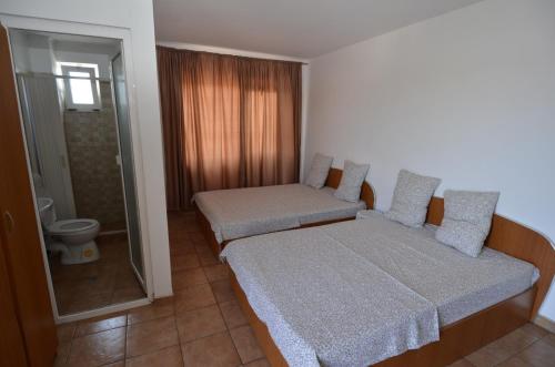 Dormitorio pequeño con cama y aseo en Vila G&S, en Costinesti
