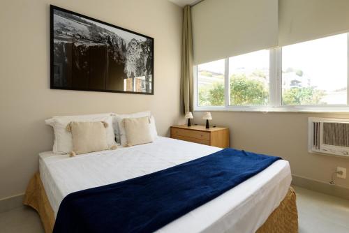 1 dormitorio con 1 cama grande con manta azul en Sofisticado em Ipanema - Boa Localização - BT301 Z2, en Río de Janeiro