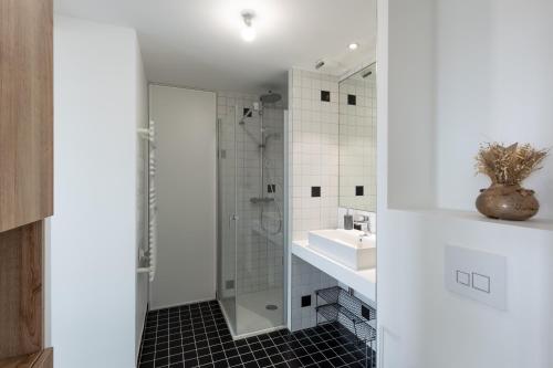 a bathroom with a shower and a sink at L'YCONIQUE - magnifique T2 quartier Confluence in Lyon