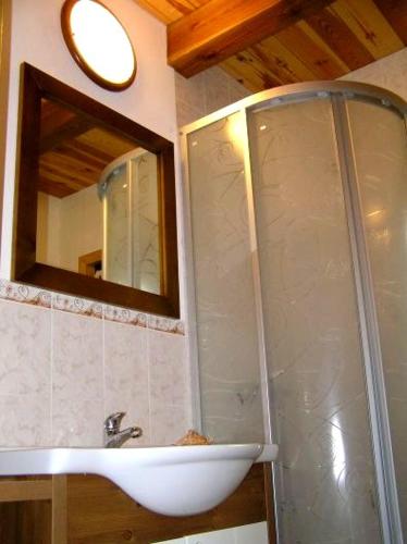a bathroom with a sink and a mirror at Dom nad jeziorem - Mazury in Rańsk