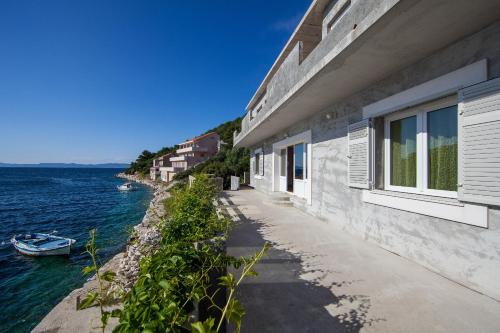 budynek z widokiem na wodę w obiekcie Apartments Hropić w mieście Lastovo