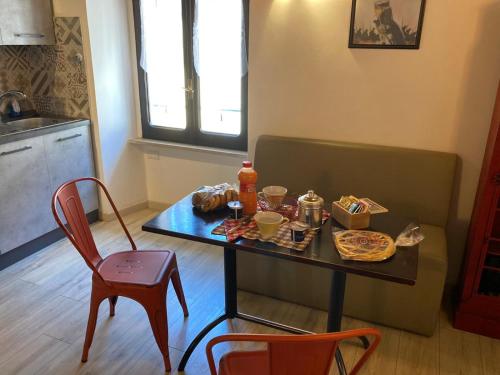 un tavolo con del cibo sopra in una cucina di Viterbo alloggio turistico hipster house a Viterbo