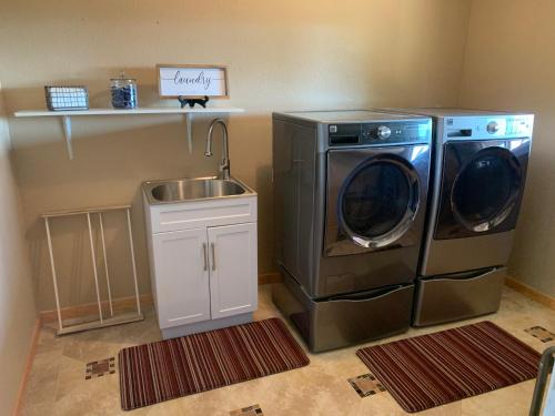 a laundry room with a washing machine and a sink at Villa Alta Vista at Yosemite- Stunning Views and Game Room in Mariposa