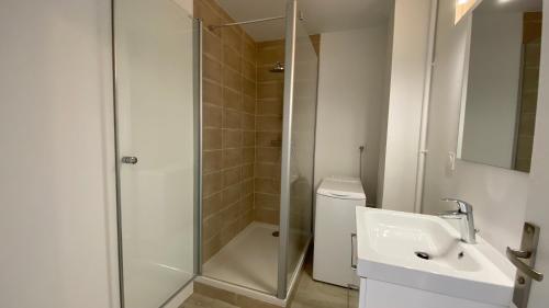 a bathroom with a shower and a sink at Appartement 3 chambres, panoramique vue océan in Saint-Jean-de-Monts