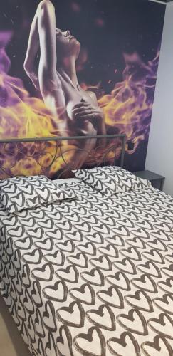 une peinture d'une femme avec une guitare sur un lit dans l'établissement Studio Naturiste 