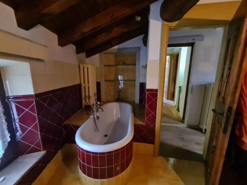a bathroom with a bath tub in a room at LA TUA CASA IN VALPOLICELLA in SantʼAmbrogio di Valpolicella