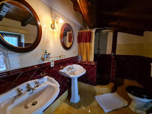 La salle de bains est pourvue de 2 lavabos, d'une douche et de toilettes. dans l'établissement LA TUA CASA IN VALPOLICELLA, à SantʼAmbrogio di Valpolicella
