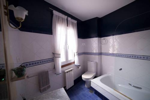 uma casa de banho com um WC branco e uma janela em Casa Morazón Fontán Sada em Sada