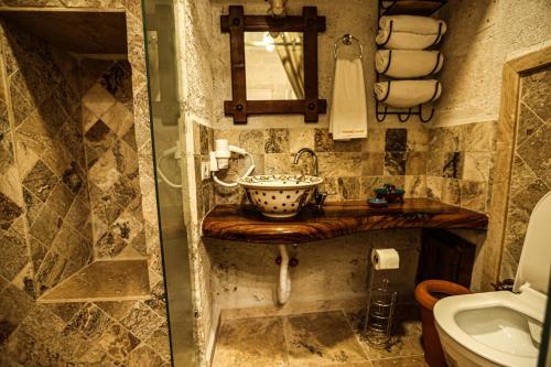 a bathroom with a sink and a toilet at Kemerli House in Avanos