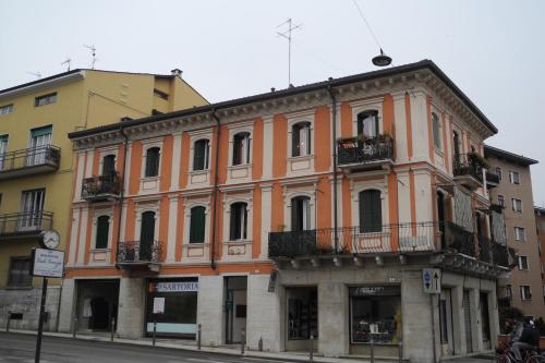 Photo de la galerie de l'établissement Appartamento grazioso in palazzina del 900: Verona, à Vérone