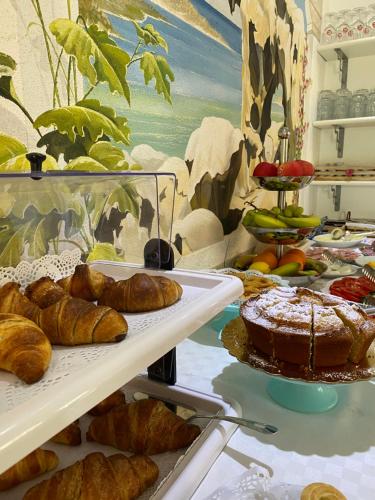 - une table avec des plateaux de viennoiseries et de pains dans l'établissement Palau City Hotel, à Palau