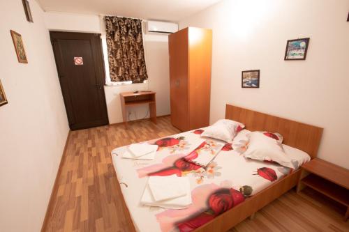 ドゥボバにあるCasa Cameliaのウッドフロアのベッドルーム1室(ベッド1台付)
