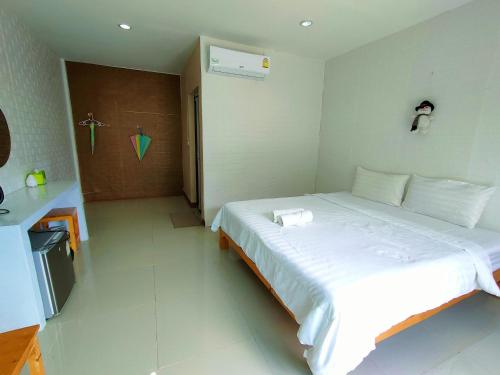 Ένα ή περισσότερα κρεβάτια σε δωμάτιο στο Baan Mai Hom Resort Suan Phueng