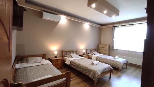 Säng eller sängar i ett rum på Korzó Apartman Velence