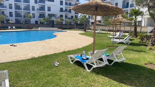 Bazén v ubytování Appartement de luxe avec piscine a 5 min de la plage nebo v jeho okolí