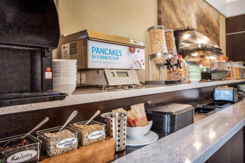 里贾纳Home Inn & Suites Regina East的厨房里有一个柜台，上面放着一些食物