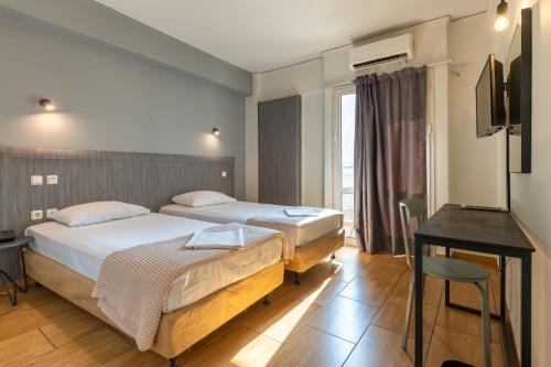 アテネにあるスタリス ホテルのベッドルーム1室(ベッド2台、デスク、テレビ付)