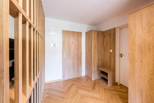 un pasillo con armarios de madera y una escalera en una casa en Apartmán Siesta Terchová, en Terchová