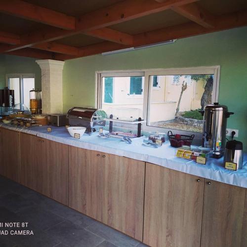 een keuken met een aanrecht en een raam bij Frosini Gardens in Kassiopi