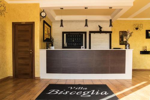 a bar in the middle of a room at Affittacamere Villa Bisceglia in Monte SantʼAngelo