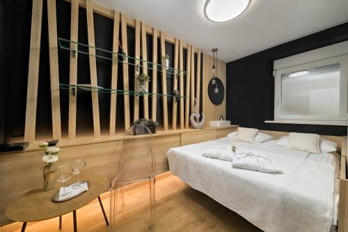 Llit o llits en una habitació de Madison Luxury Apartments & Rooms