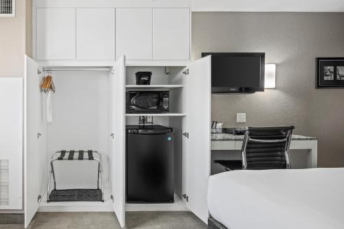 Η κουζίνα ή μικρή κουζίνα στο Home Inn Medicine Hat